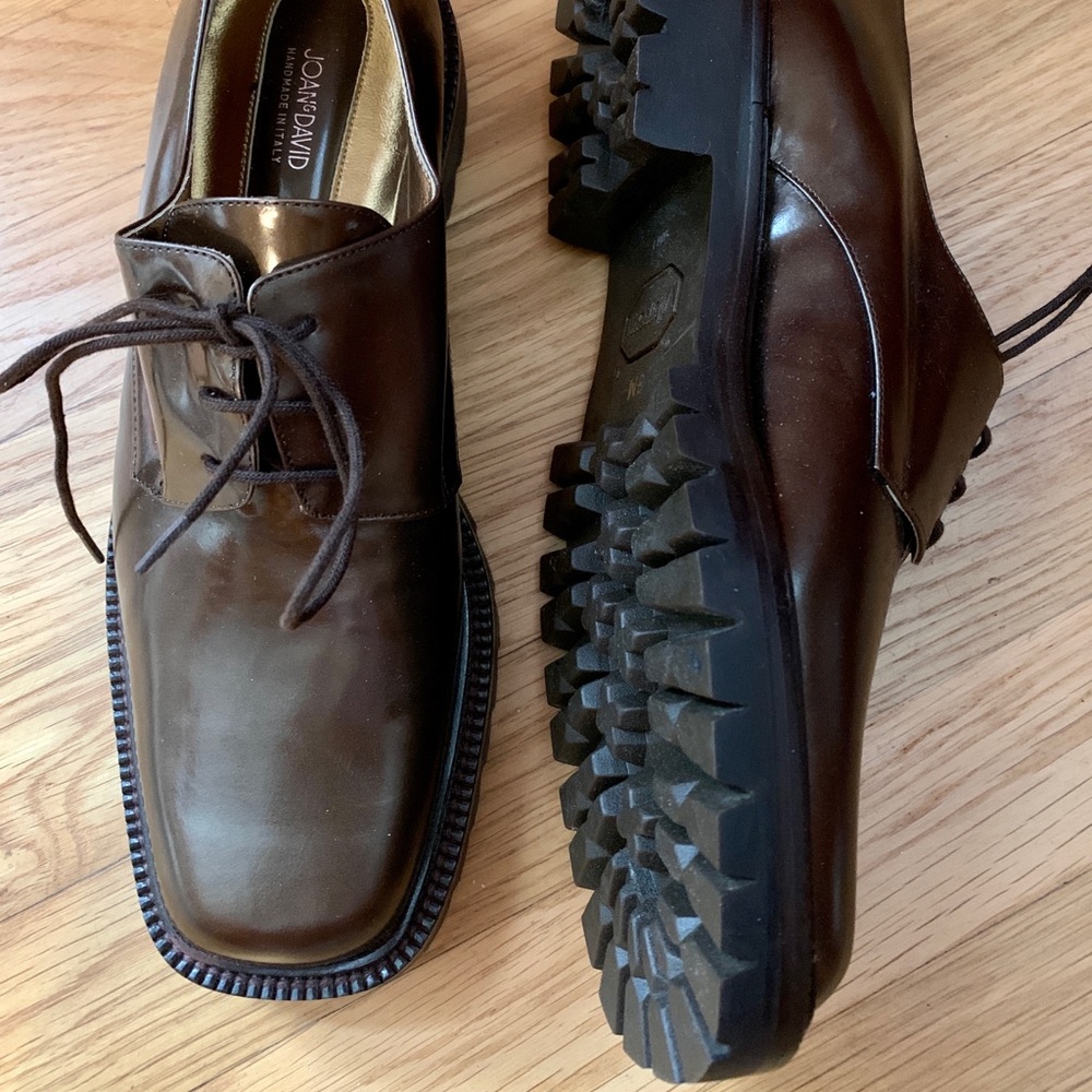 JOAN & DAVID, HANDMADE ITALIAN LEATHER TIE SHOE. WOMANS SIZE 8